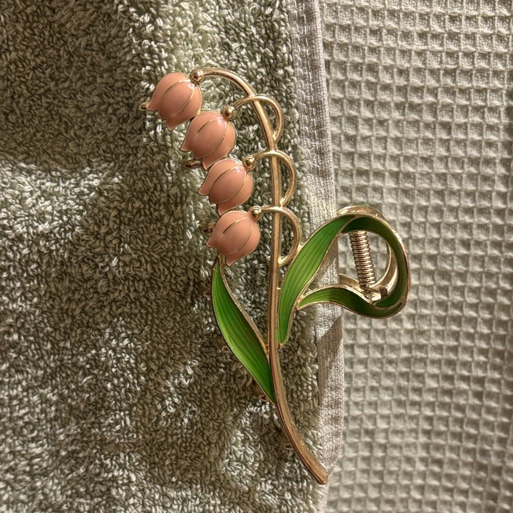 Hair clip with pink flowers - NWOT